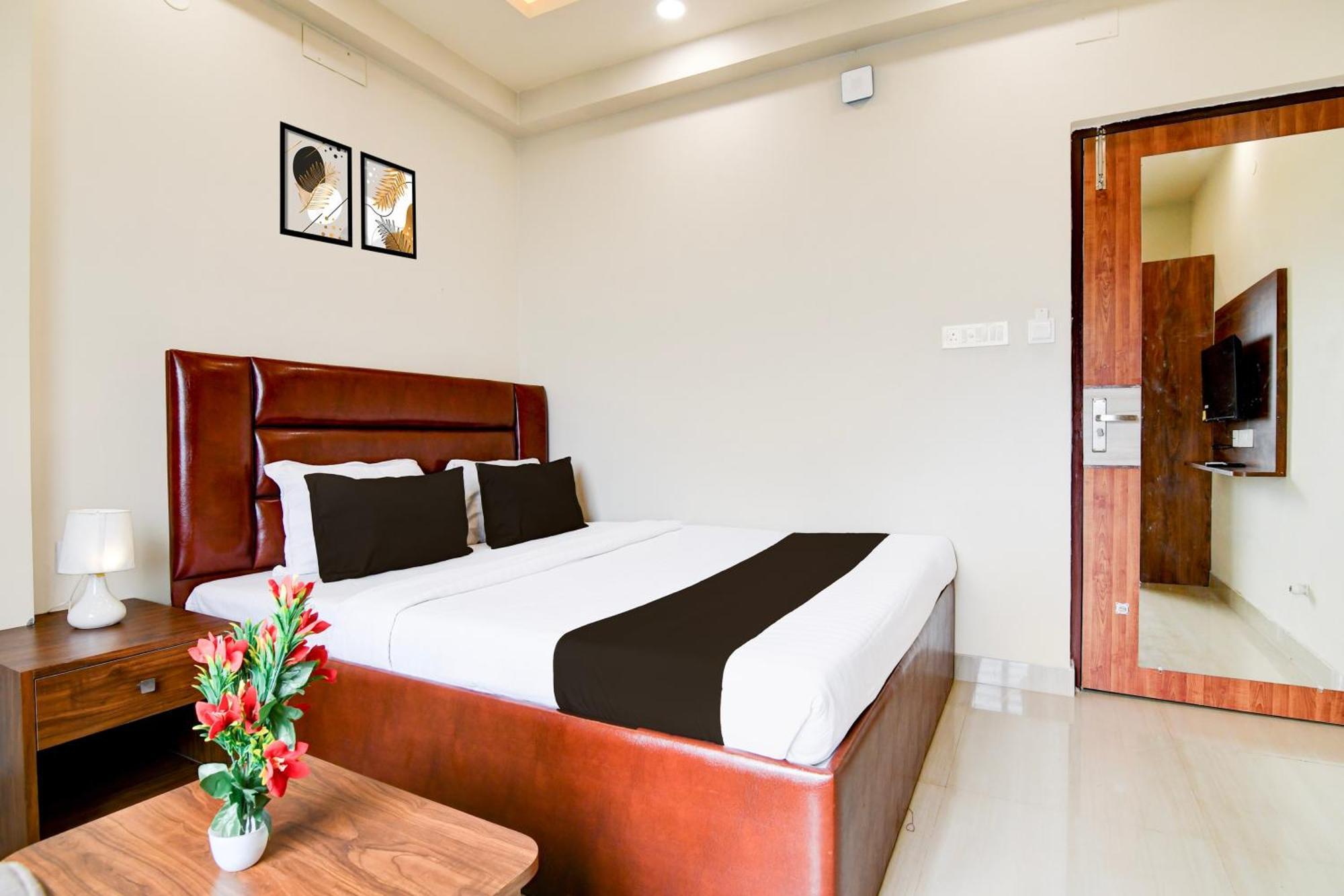 Super Townhouse Kaikhali Near Airport Kalkutta Exterior foto