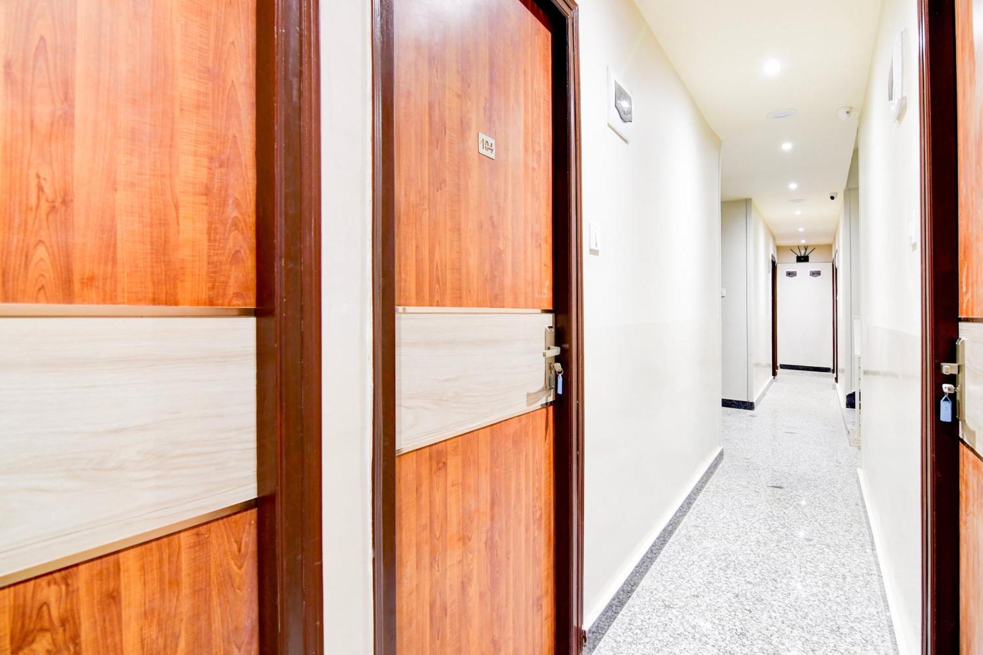 Super Townhouse Kaikhali Near Airport Kalkutta Exterior foto